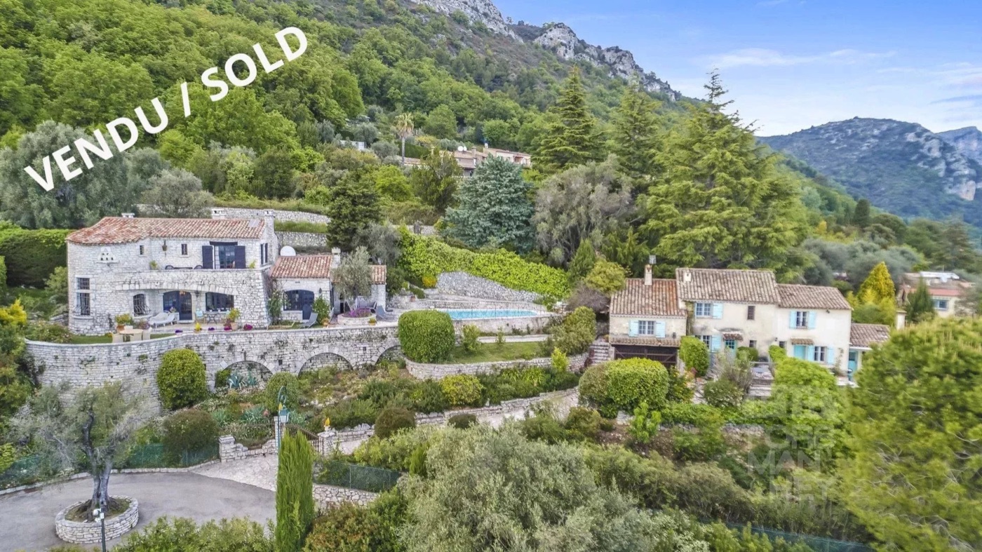 Stone bastide "on the top of the World"