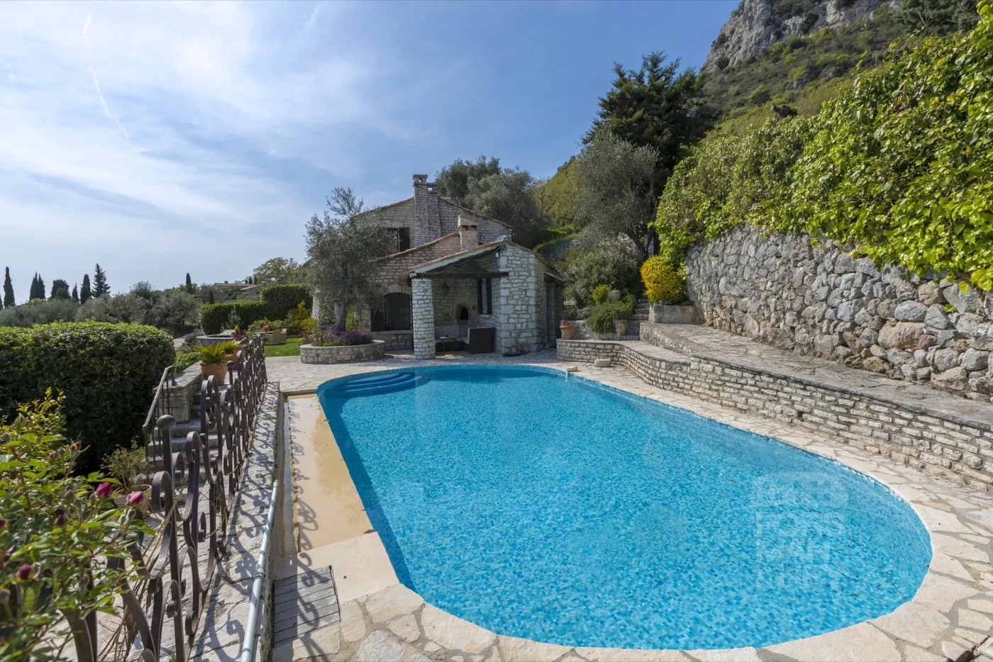 Stone bastide "on the top of the World"