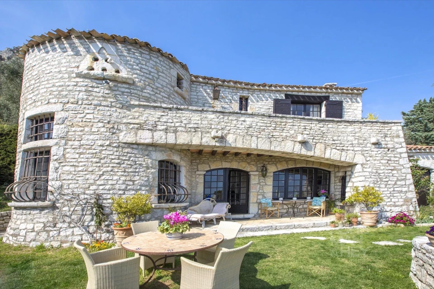 Stone bastide "on the top of the World"