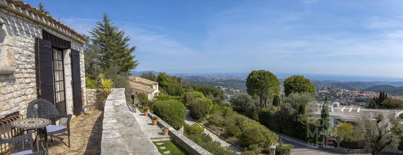 Stone bastide "on the top of the World"
