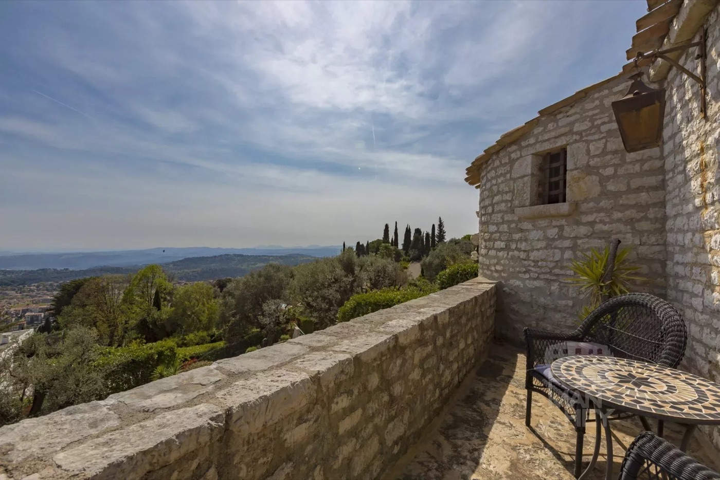 Stone bastide "on the top of the World"