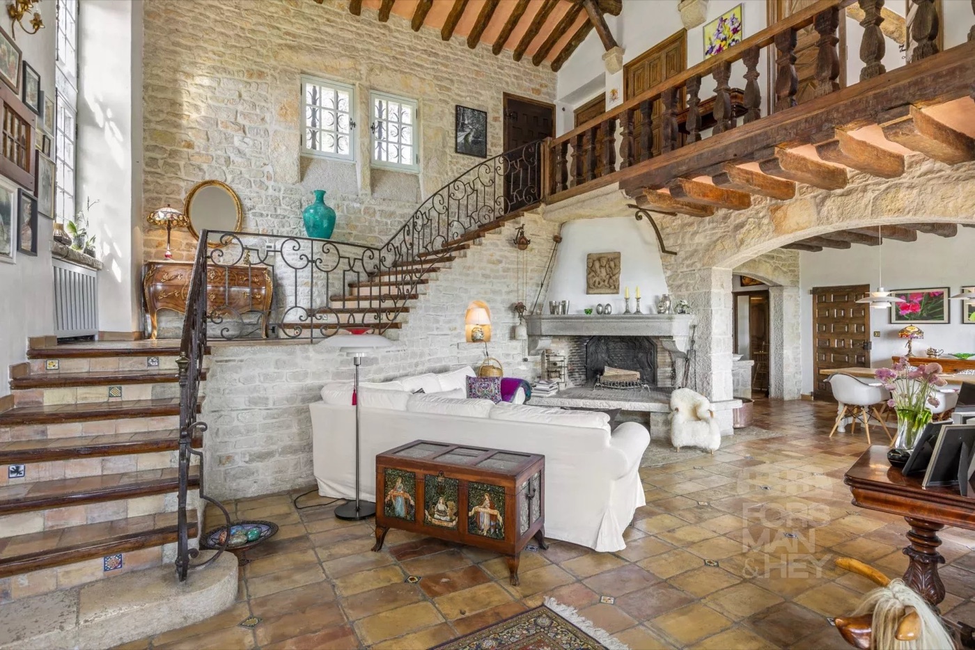 Stone bastide "on the top of the World"