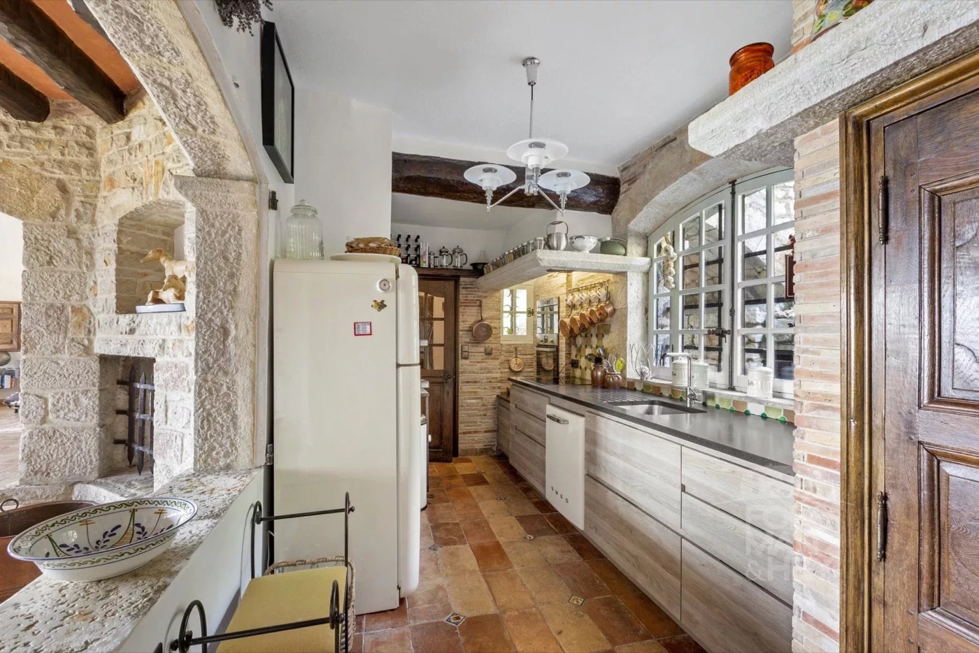 Stone bastide "on the top of the World"