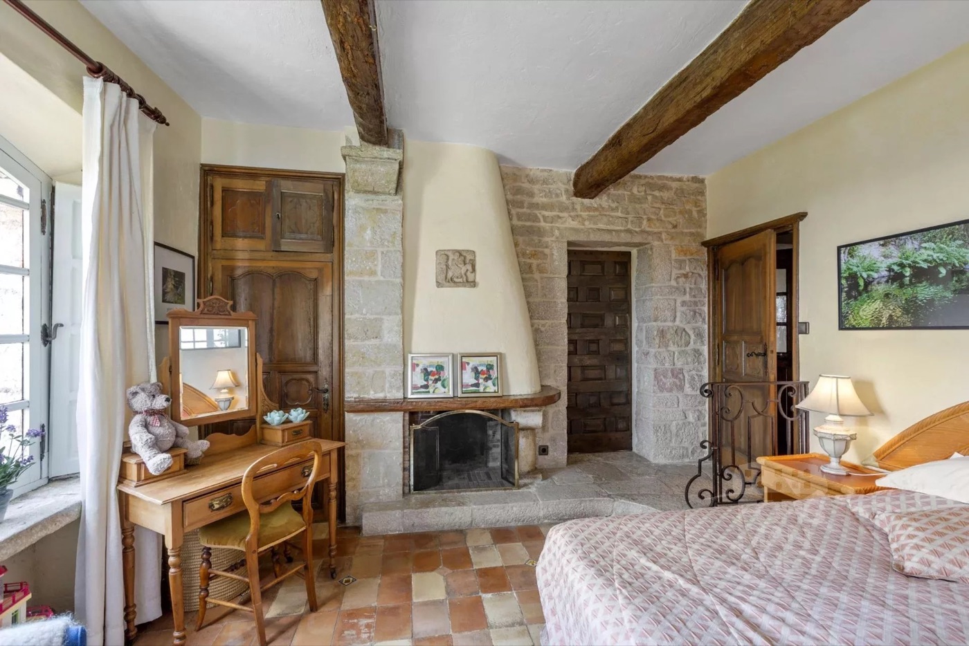 Stone bastide "on the top of the World"