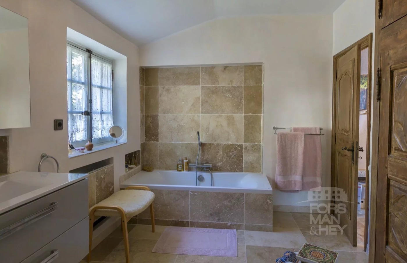 Stone bastide "on the top of the World"