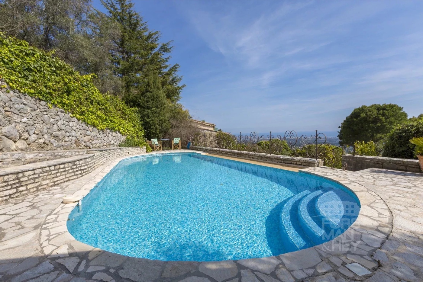Stone bastide "on the top of the World"