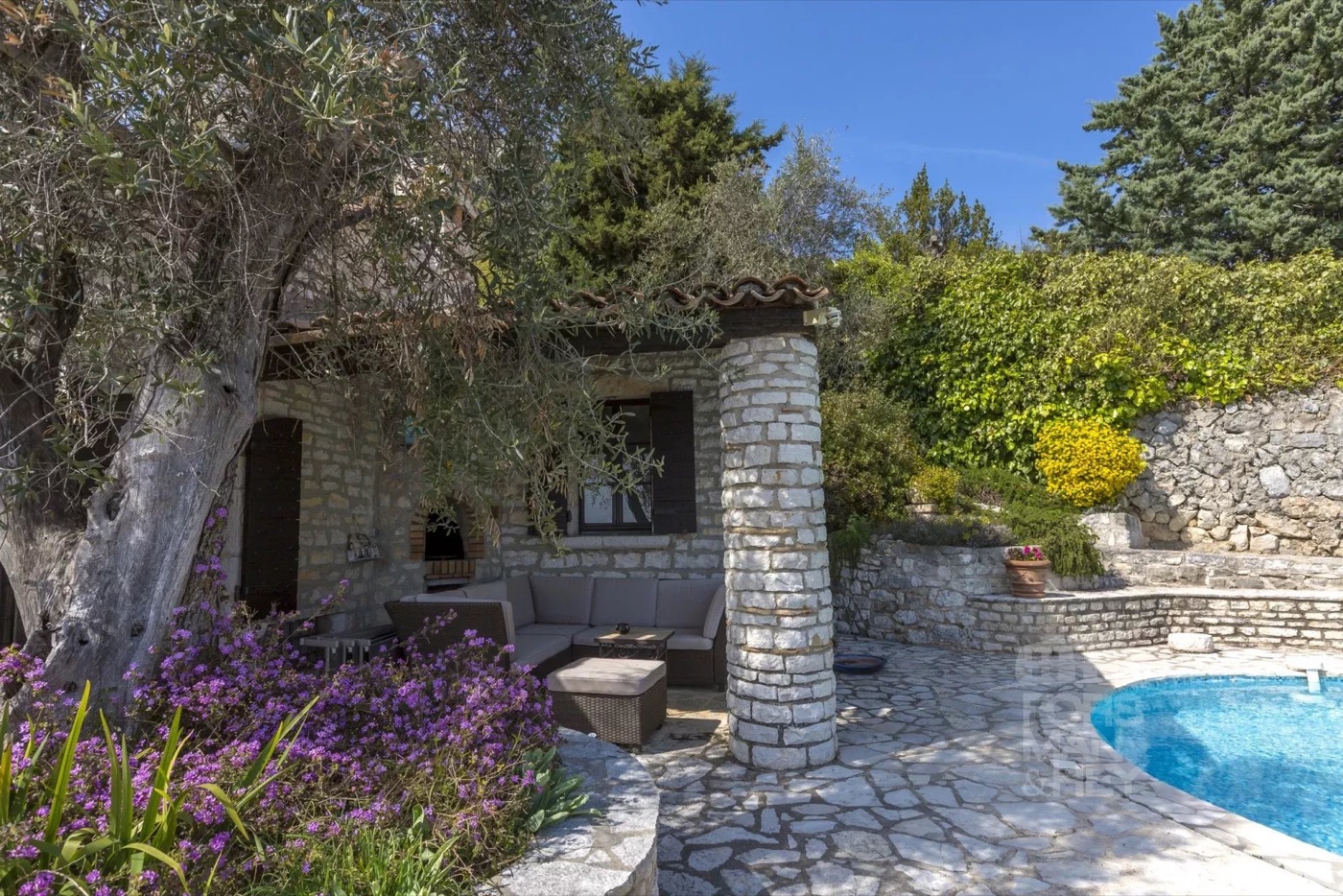 Stone bastide "on the top of the World"