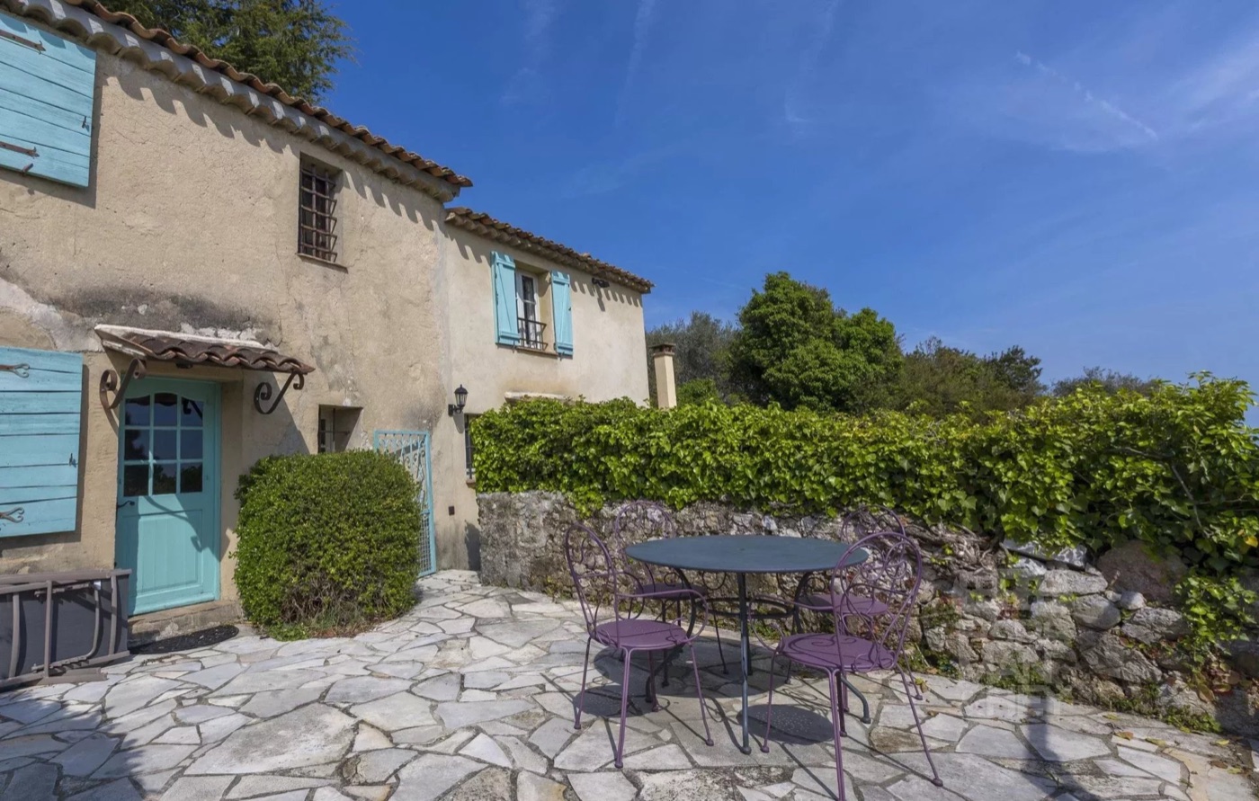 Stone bastide "on the top of the World"