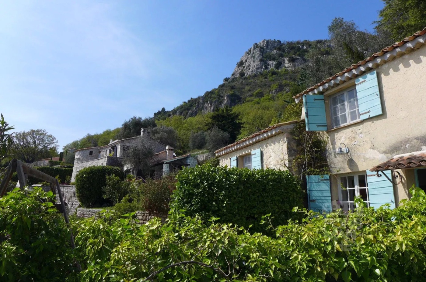 Stone bastide "on the top of the World"