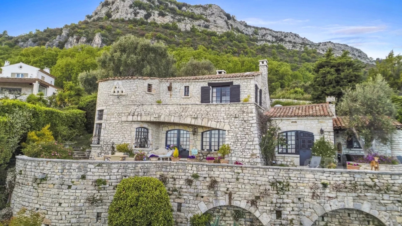 Stone bastide "on the top of the World"