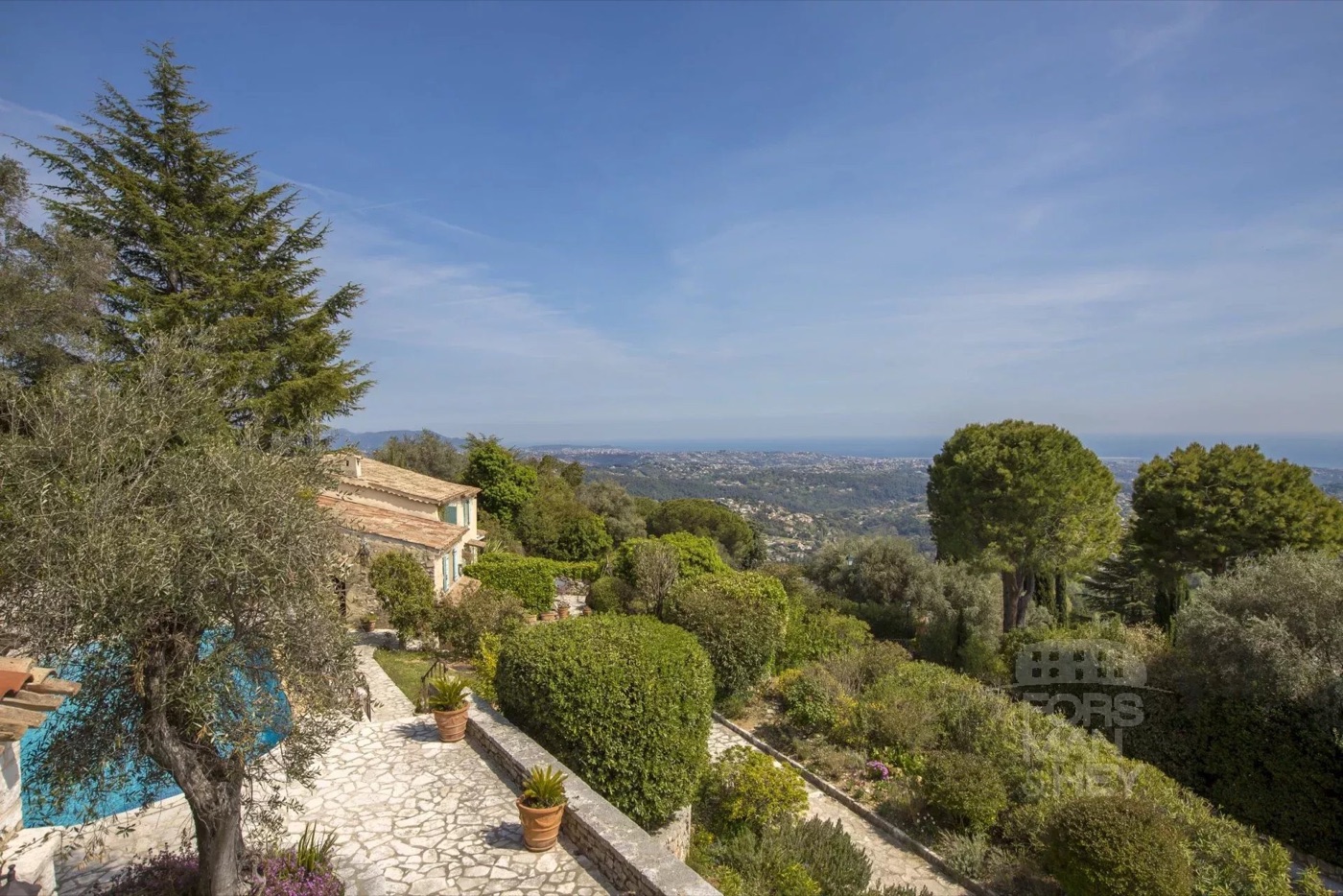 Stone bastide "on the top of the World"