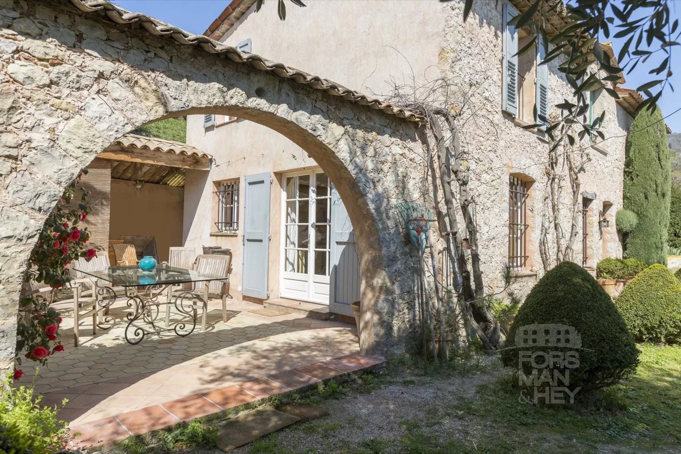 One property, 2 stone bastides