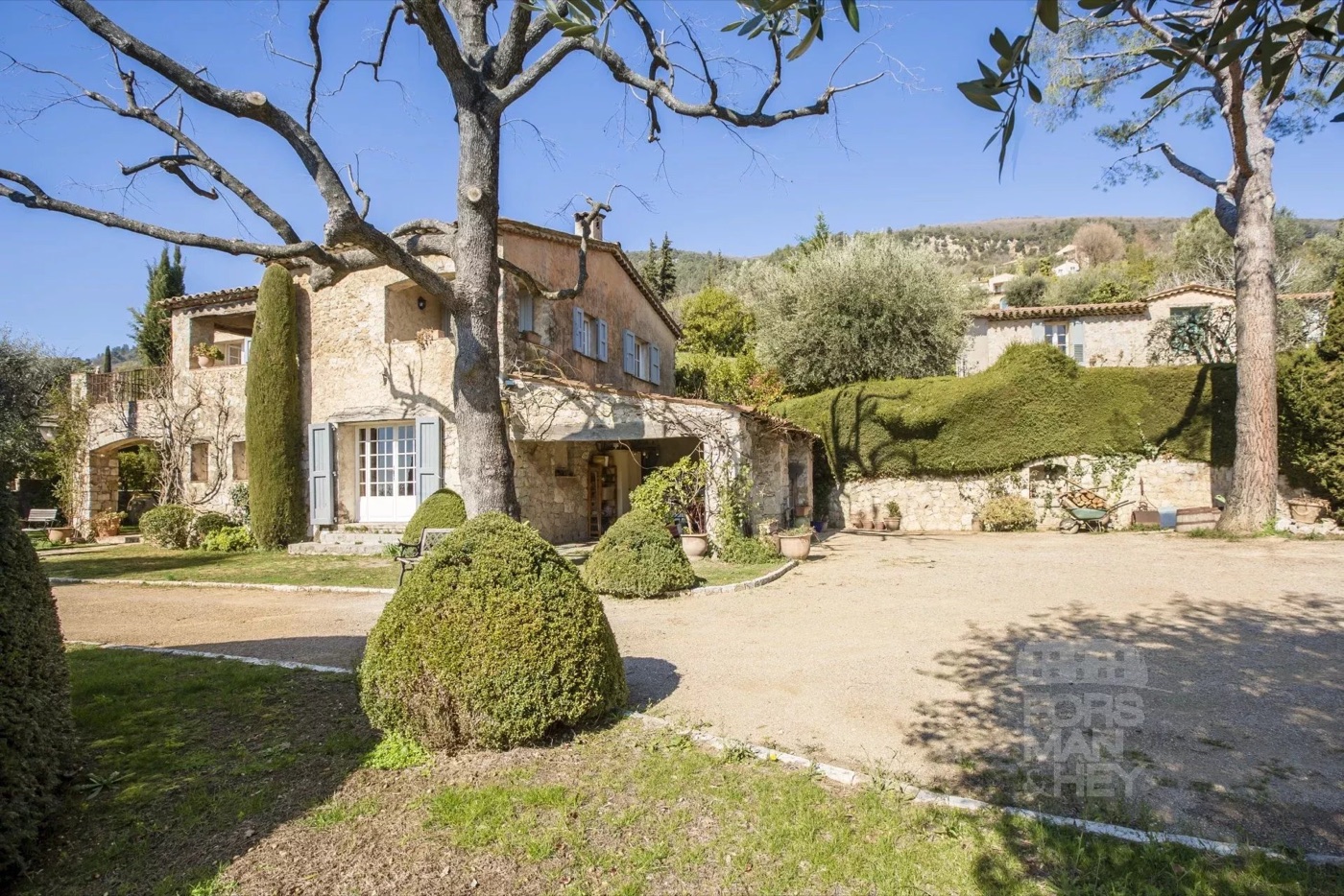 One property, 2 stone bastides