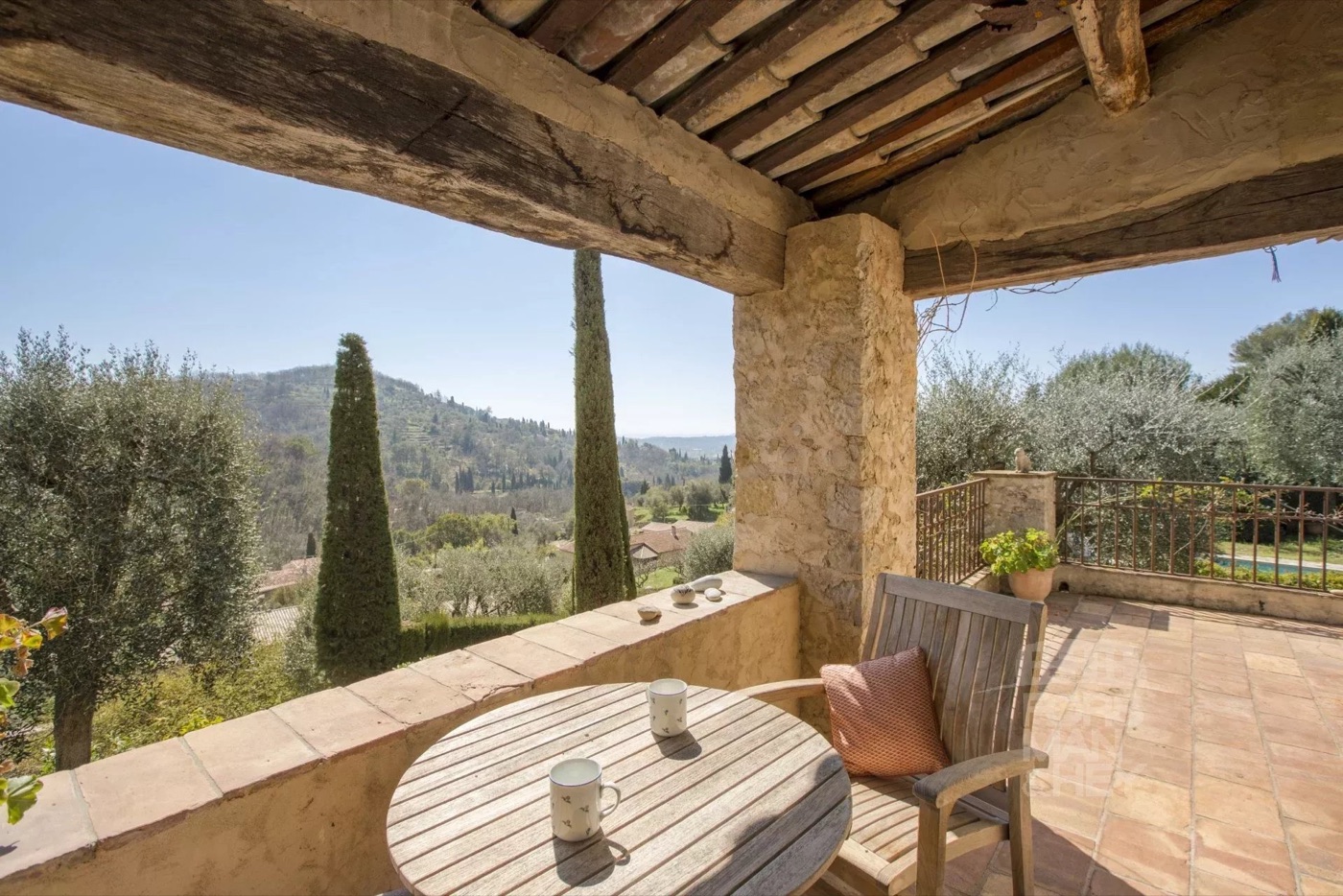 One property, 2 stone bastides