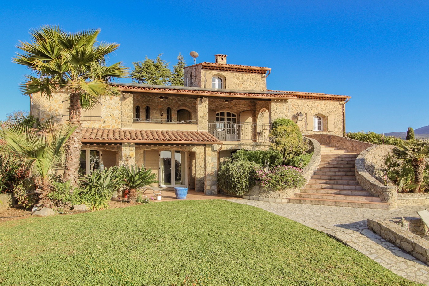 Peymeinade: Elegant Provençal bastide with panoramic views, heated swimming pool and accommodation potential