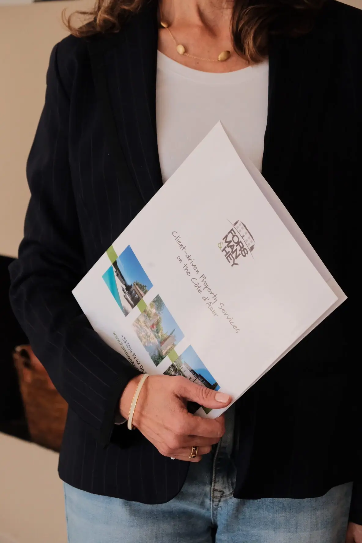 Dossier de présentation d'un bien, tenu en mains